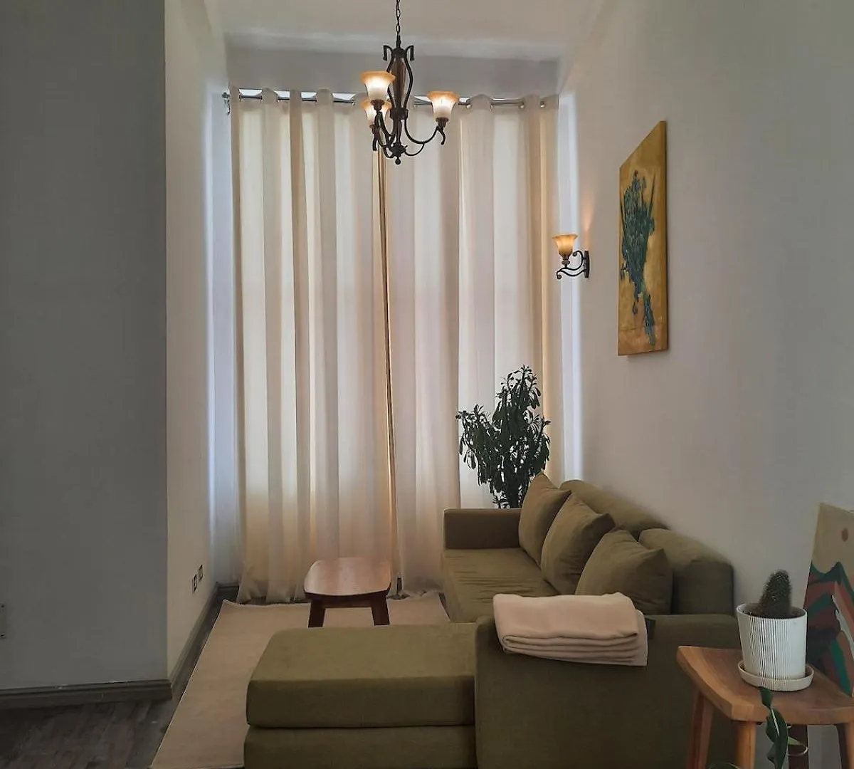 High-Ceiling Retreat With Cozy Modern Touches Appartement Addis Abeba